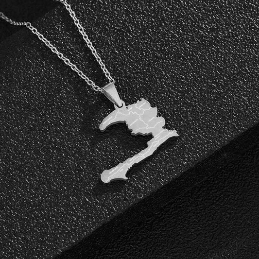 Collier avec pendentif en forme de carte d'Haïti,  en acier inoxydable